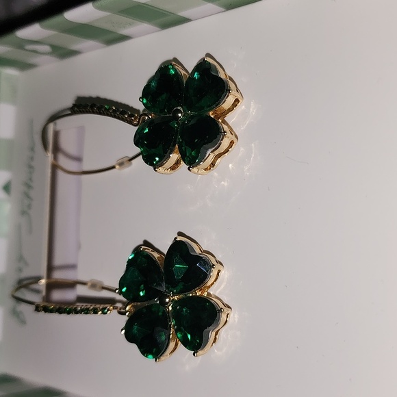 Betsey Johnson Dark💚 Green Clover Earrings/ NWB Dangling Earrings✨️💚☘️ - Picture 11 of 14